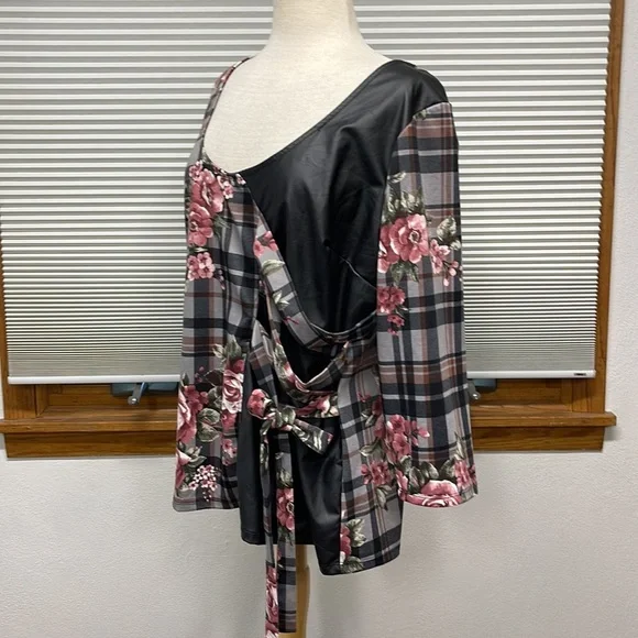 🌟PRICE REDUCED🌟FLORAL 💐PLAID Pink Black Faux Leather 3/4 Sleeve Top SIDE TIE - Picture 6 of 12